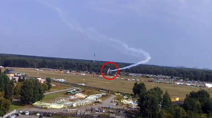 An-2 plane crashes outside Moscow in front of spectators, killing 2 on board (VIDEO)