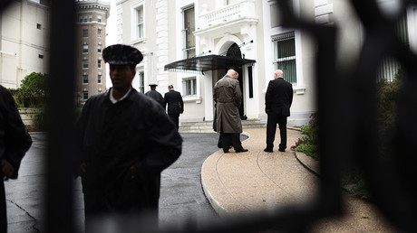 Members of the US State Department Police are seen inside the compound of the Trade Representation building of the Russian Federation on September 2, 2017 in Washington DC. © Eric Baradat