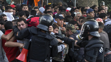 Migrants trying to enter Hungary from Serbia clash with Hungarian riot police, 2015 © Marko Djurica/Reuters