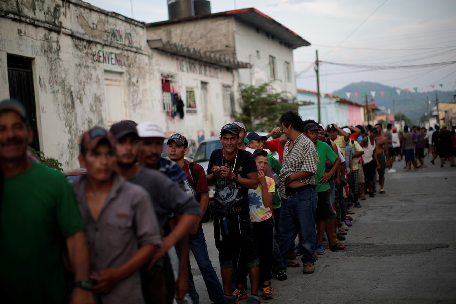 MIgrants wait in line for food donations in San Pedro Tapanatepec, Mexico © Reuters / Ueslei Marcelino