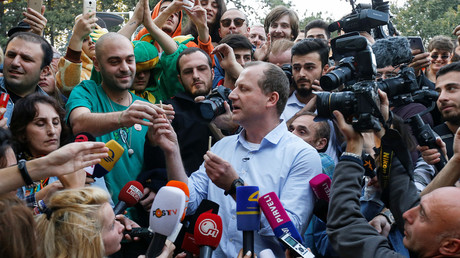 "Hässlich, schwarz b ******": Passagier startet rassistische Tirade bei Frau auf Ryanair-Flug (VIDEO)