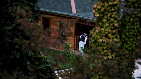 Turkish forensic police search for evidence at the garden of the Saudi Arabia's Consul General Mohammad al-Otaibi on October 17, 2018 in Istanbul © AFP / Yasin AKGUL