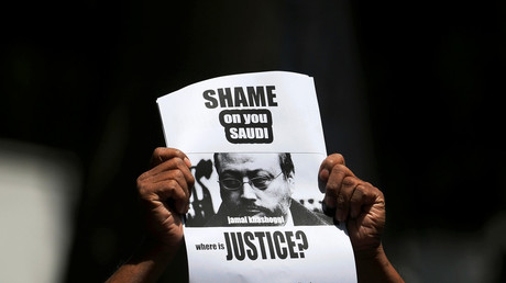 A member of Sri Lankan web journalist association holds a placard during a protest condemning the murder of slain journalist Jamal Khashoggi in front of the Saudi Embassy in Colombo. © REUTERS / Dinuka Liyanawatte