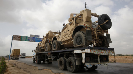 A truck carries military equipment near Karachi, Pakistan © Reuters / Athar Hussain