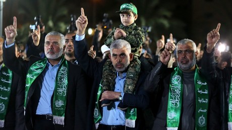 The son of senior Hamas militant Mazen Fuqaha sits on the shoulders of Hamas Gaza Chief Yehya Al-Sinwar during a memorial service for Fuqaha, in Gaza City March 27, 2017. © Reuters / Mohammed Salem
