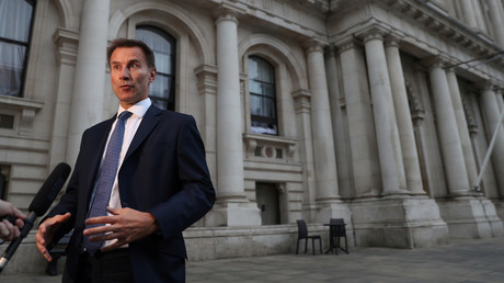 UK's Foreign Secretary Jeremy Hunt talks to the media outside the Foreign Office in central London, Britain, July 9, 2018. ©Reuters / Simon Dawson