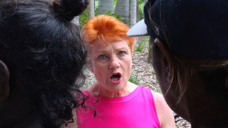 FILE PHOTO: Australian senator Pauline Hanson talking to Indigenous Australians © Reuters / Jonathan Barrett