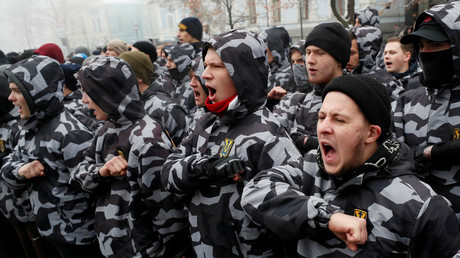 Activists of far-right parties in front of the presidential administration headquarters in Kiev, Ukraine November 26, 2018 © Reuters / Gleb Garanich