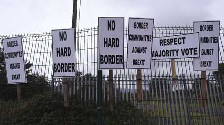2016年10月8日、アイルランドのキャリックカルン国境沿いの反Brexitの選挙運動者によるバナー©Reuters / Clodagh Kilcoyne