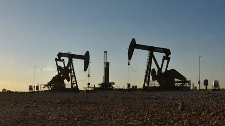 A drilling rig in an oil field in Midland, Texas © Reuters / Nick Oxford 