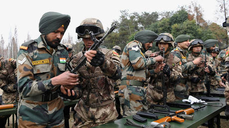 Soldiers from Indian Army and China's People's Liberation Army (PLA) take part in joint military exercise in Chengdu © Reuters