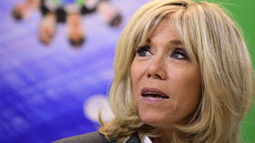 Blowback after Emannuel Macronâs wife snaps photo with ânotorious homophobeâ