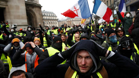 File Photo: Yellow Vest protesters gather in Paris, December 15, 2018 © Reuters / Christian Hartmann