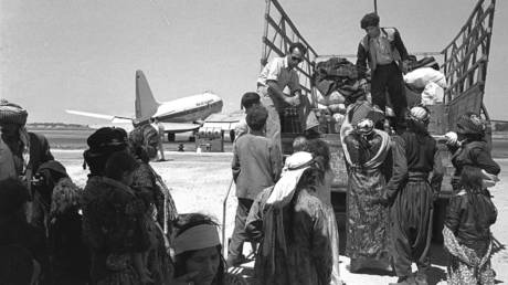  Iraqi Jews leaving Lod airport (Israel) on their way to ma'abara transit camp, 1951 © GPO Israel