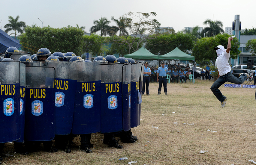 Riot police clash with anti-Obama protesters in 