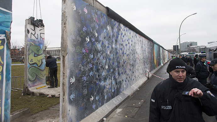 Hundreds of protesters halt demolition of Berlin Wall, scuffle with police (PHOTOS)
