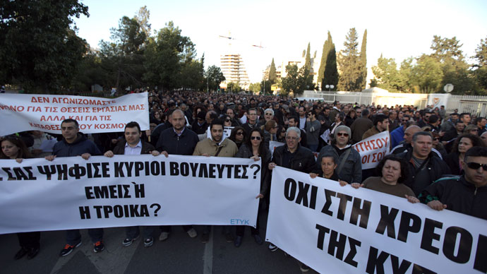 Bank workers shout slogans during a protest outside Cyprus presidential palace in Nicosia.(AFP Photo / Patrick Baz)