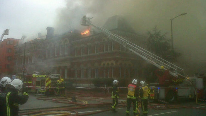 Massive blaze in southeast London tackled by dozens of firefighters (PHOTOS)