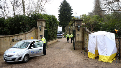 A police car and a police tent are positioned outside the gates of the house of Russian tycoon Boris Berezovsky in Sunningdale near Ascot in Berkshire, southwest of London, on March 25, 2013 (AFP Photo / Ben Stansall)