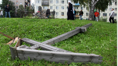 A worship cross, dedicated to the memory of victims of political repressions in Arkhangelsk, cut down by unidentified vandals. (RIA Novosti)