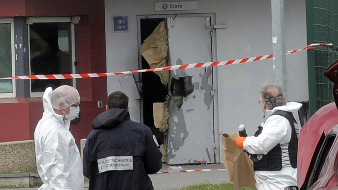 French robber blasts his way out of prison, takes four guards hostage