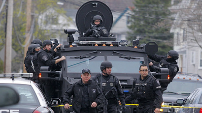 SWAT teams enter a suburban neighborhood to search an apartment for the remaining suspect in the Boston Marathon bombings in Watertown, Massachusetts April 19, 2013. (Reuters /  Jessica Rinaldi)