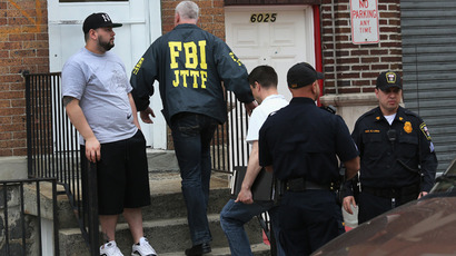 A FBI agent enters the apartment building door of Alina Tsarnaeva on April 19, 2013 in West New York, New Jersey (AFP Photo / John Moore)
