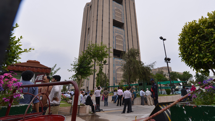 Pakistanis and foreign nationals are gathered outside an evacuated high-rise building following tremors in Islamabad on April 24, 2013 (AFP Photo / Aamir Qureshi)