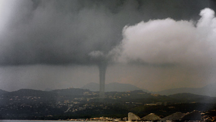 Tornadic waterspout rips through the South of France (VIDEO)