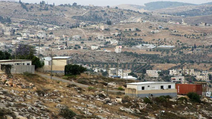 Houses in the Mitzpe Lachish Israeli settlement outpost in front of house belonging to Palestinians (background) in the West Bank village of Beit Awwa. (AFP Photo / Hazem Bader)