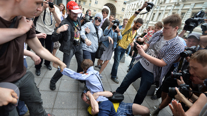 LGBT activists hold the "Day of Kisses" outside the building of the State Duma protesting against the adoption of the law which bans non-traditional sexual relationships (RIA Novosti / Iliya Pitalev)
