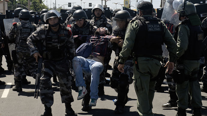 Crowd of 30,000 overruns police cordon ahead of Brazil football match (VIDEO)