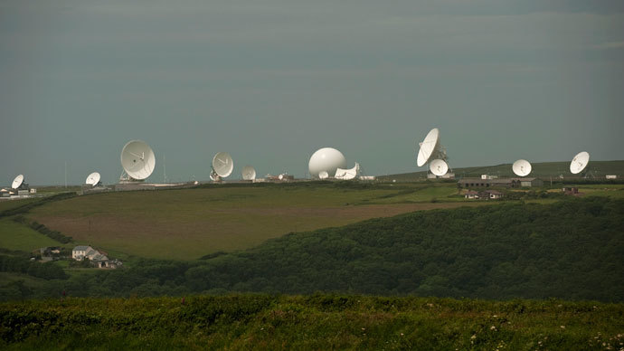 Satellite dishes are seen at GCHQ's outpost at Bude, close to where trans-Atlantic fibre-optic cables come ashore in Cornwall, southwest England June 23, 2013.(Reuters / Kieran Doherty)