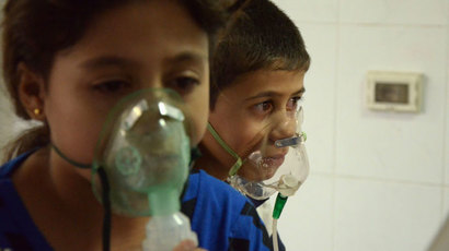 Children, affected by what activists say was a gas attack, breathe through oxygen masks in the Damascus suburb of Saqba, August 21, 2013.(Reuters / Bassam Khabieh)