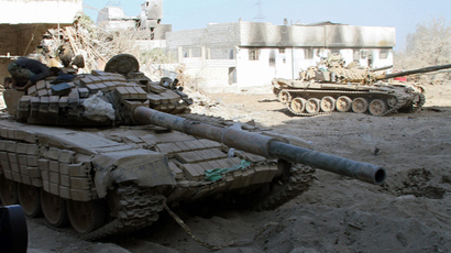 Syrian army tanks are seen deployed in the Jobar neighbourhood of Damascus on August 24, 2013 (AFP Photo / Str) 