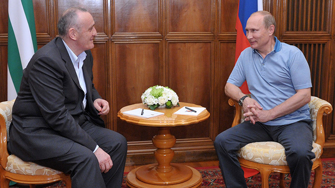 Russian President Vladimir Putin, right, during his meeting with President of Abkhazia Alexander Ankvab in Pitsunda, August 25, 2013. (Aleksey Nikolskyi / RIA Novosti)