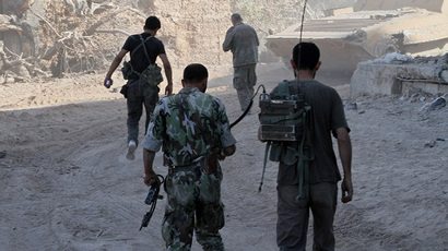 Syrian army soldiers are seen deployed in the Jobar neighbourhood of Damascus on August 24, 2013. (AFP Photo)
