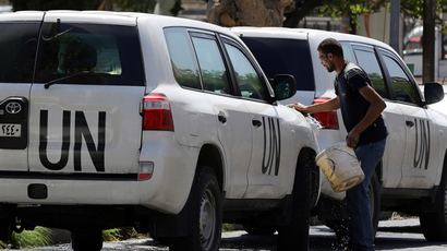 A man cleans one of the vehicles of the UN chemical weapons investigation team, following their arrival in the Syrian capital Damascus on September 25, 2013 (AFP Photo / Louai Beshara) 
