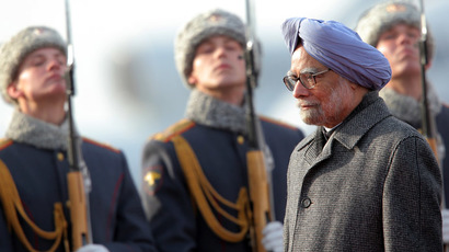 Indian Prime Minister Manmohan Singh walks past a honor guard formation upon arrival to Moscow's Vnukovo airport. (RIA Novosti/Vitaliy Belousov)