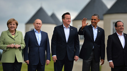 G8 and EU leaders (L-R) Germany's Chancellor Angela Merkel, Russia's President Vladimir Putin, Britain's Prime Minister David Cameron, US President Barack Obama and France's President Francois Hollande stand on the podium for the family photograph on the second day of the G8 summit at the Lough Erne resort near Enniskillen in Northern Ireland on June 18, 2013. (AFP Photo)