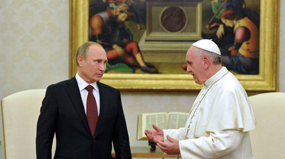 Russia's President Vladimir Putin (L) meeting Pope Francis in Vatican on November 25, 2013.(RIA Novosti / Michael Klimentyev)