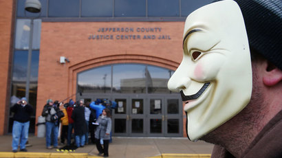 Dave Cook (R) from Wintersville, Ohio, takes part in a small protest at the Jefferson County Courthouse in Steubenville, Ohio, March 13, 2013.(Reuters / Jason Cohn)