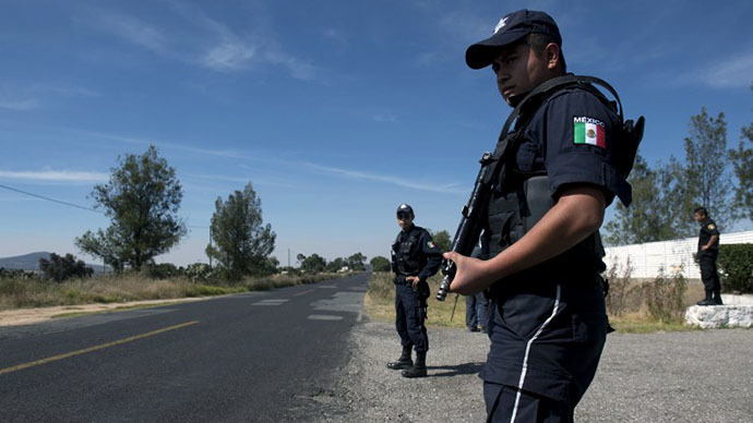Federal policemen stand guard in front of the National Institute for Nuclear Research (ININ) — the destination of the truck transporting a "teletherapy source" containing cobalt-60 which was stolen by gunmen on December 2 — in Maquixco, Mexico state on December 4, 2013. (AFP Photo / Yuri Cortez)