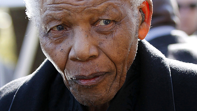 Nelson Mandela (AFP Photo / <b>Siphiwe Sibeko</b>) - 000_par3303608