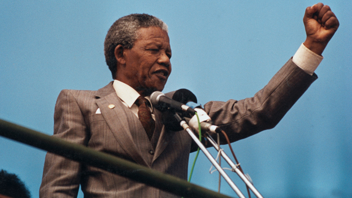 Nelson Mandela raises his fist to the crowd in Port Elizabeth, April 1, 1990. (Reuters / Juda Ngwenya)