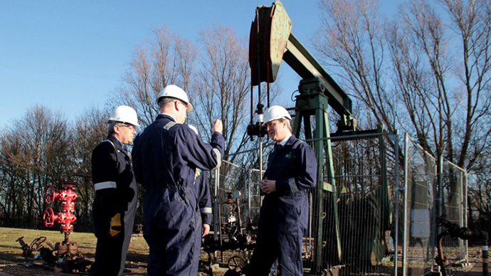 British Prime Minister David Cameron (R) is taken on a guided tour of the IGas shale drilling plant oil depot by Operations Manager Andrew Austin (L) and Chief Operating Officer John Chief Blaymyers (c) near Gainsborough, Lincolnshire on January 13, 2014. (Reuters / Lindsey Parnaby)