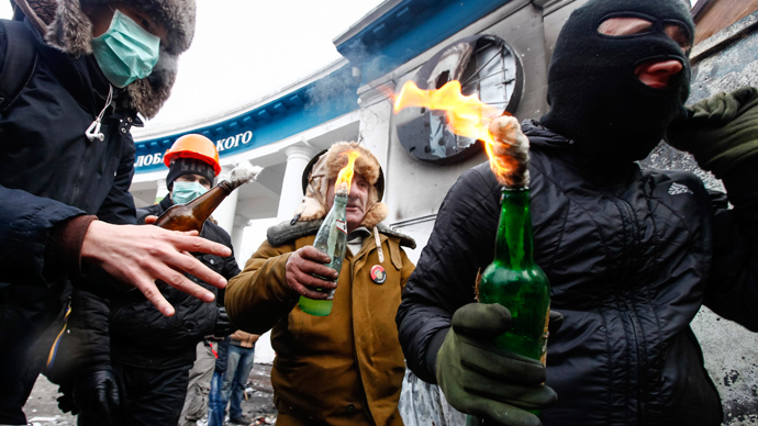 Pro-European integration protesters carry Molotov cocktails during clashes with police in Kiev January 20, 2014 (Reuters / Vasily Fedosenko)