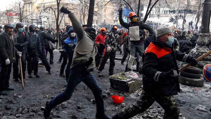 Protesters throw stones towards riot police in Kiev January 23, 2014.(Reuters / Vasily Fedosenko )