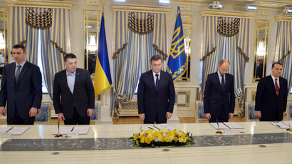 (From L) The head of the Udar (Punch) party Vitalii Klitschko, the head of the Svoboda party Oleh Tyagnybok, Ukrainian President Viktor Yanukovych, the head of Batkivcshchyna party Arseniy Yatsenyuk and Polish Foreign Minister Radoslaw Sikorski (out of the picture) stand for an homage to people who died during clashes in Kiev before signing an agreement on February 21, 2014. (AFP Photo)
