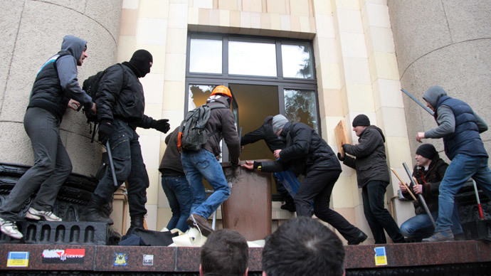 Pro-Russian activists try to re-capture the regional government building in Kharkov from nationalist pro-Maidan protesters on March 1, 2014.(AFP Photo / Sergey Bobok)
